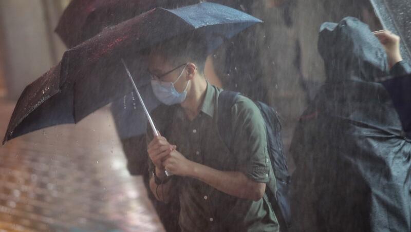 今日大致多雲 间中有雨及狂風雷暴 