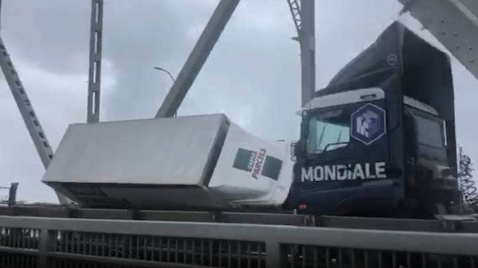 一卡车被狂风吹翻 致新西兰奥克兰海港大桥交通拥堵数小时