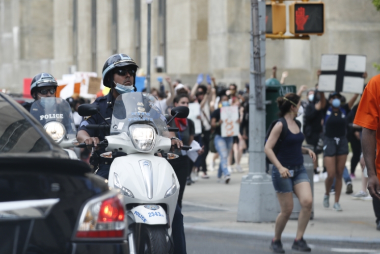 美国人权组织：两个月内 上百示威者被警方开枪击伤头颈