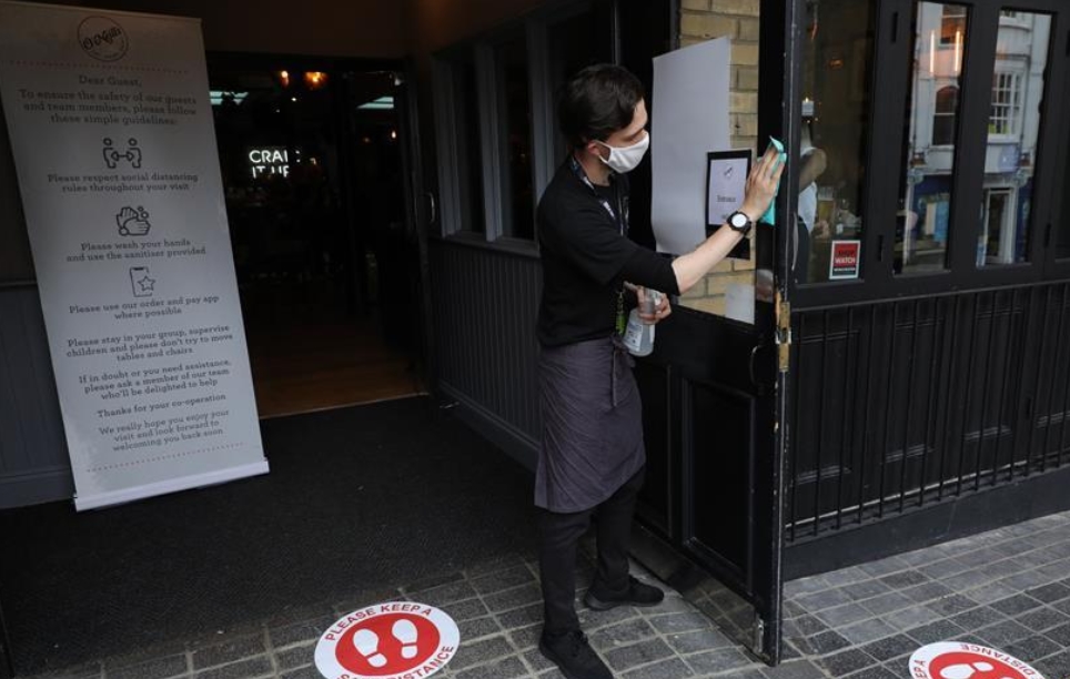 英国对部分地区实施更严格疫情防控措施