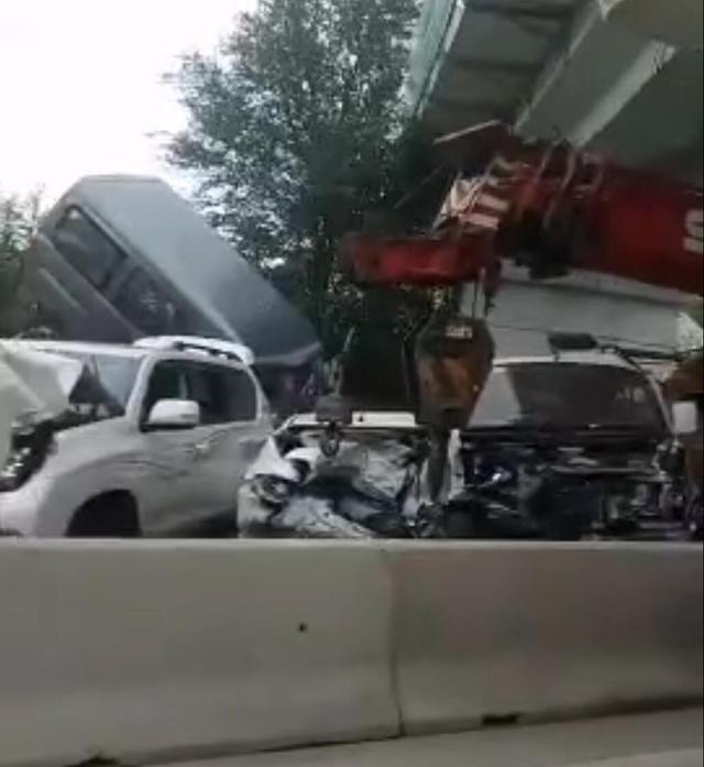 山东威海一重型作业车与多车发生碰撞 18车损坏 4人受伤