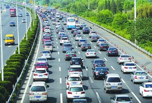 国庆中秋出行预测：多地车流量大 景区及交通枢纽周边易堵