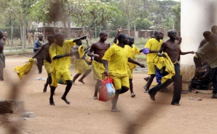 乌干达200多囚犯集体越狱发生交火 2人被捕