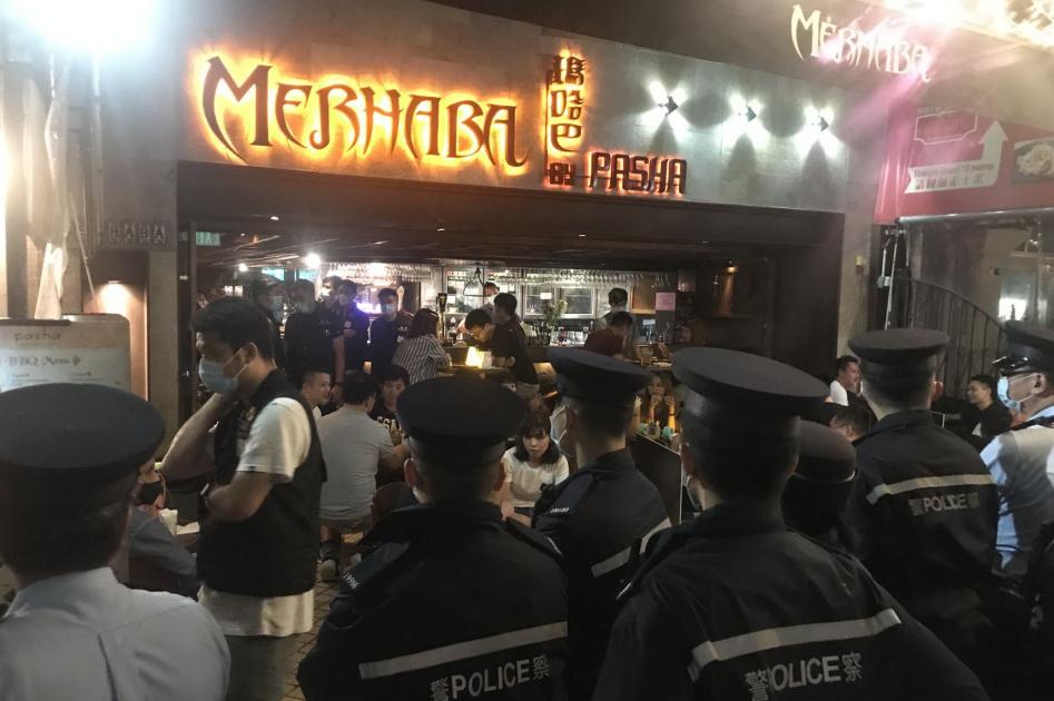 酒吧重開首日 警方票控諾士佛臺三酒吧涉違限桌令