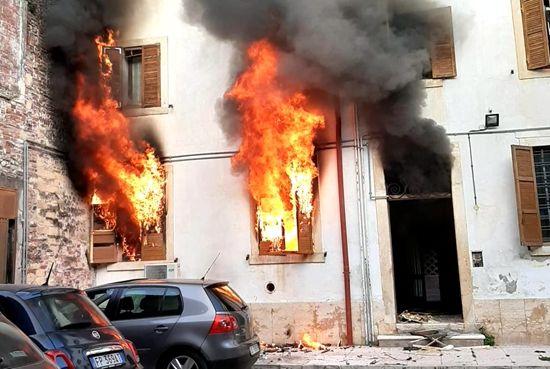意大利一居民楼爆炸2人重伤 或系楼内移民纵火