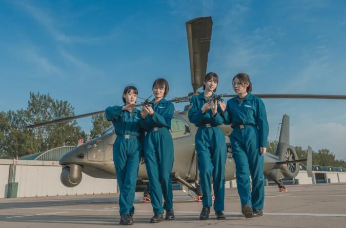 飒！陆军首批女飞行学员首次单飞