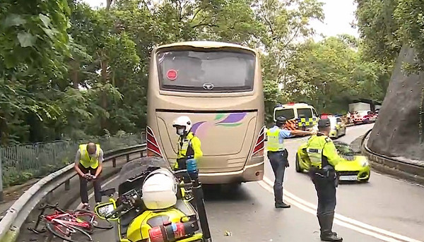 單車男疑跣胎慘遭旅巴輾斃