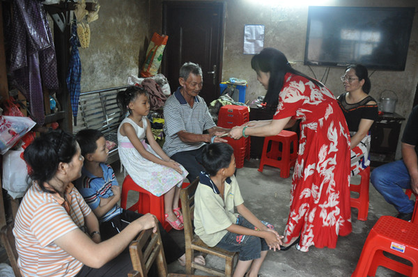 茂名湖南商會精准扶貧再出發 雙節到來送糧送油送溫暖