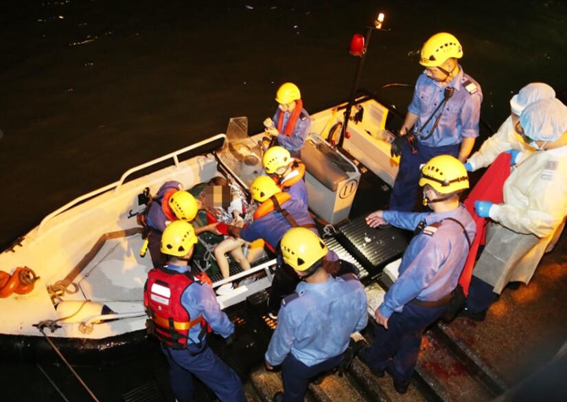 女子疑醉酒失足墮海 一釣魚男子跳海營救