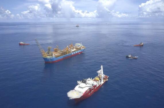 中国在南海首个自营深水油田群建成投产