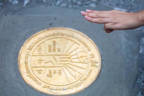 曼谷警方移走示威者在皇家田广场放置的纪念牌