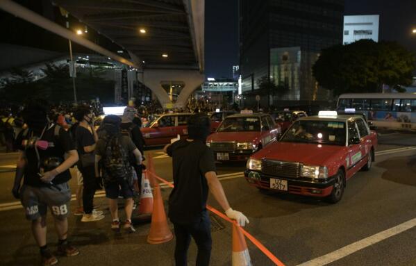 司機停的士阻警方防線及腳踢警員 判阻差辦公及襲警罪成