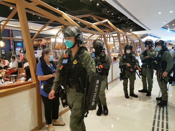 元朗721事件14個月 警方進附近商場截查聚集人士