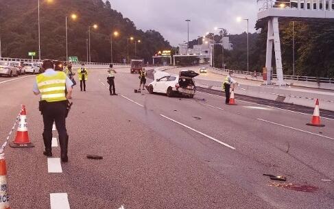 青沙公路突发交通意外 私家车撞毀男司機傷重不治