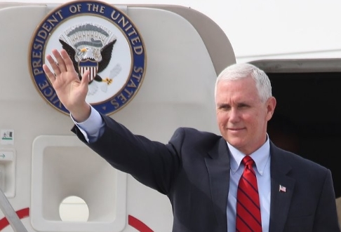 美国副总统彭斯专机撞上鸟 紧急返航