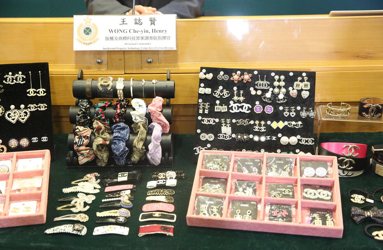 海關首破網上直播售冒牌飾物 一對夫婦被拘