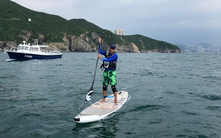 極限運動員以回收膠樽直立板環遊港島 支持香港可持續發展