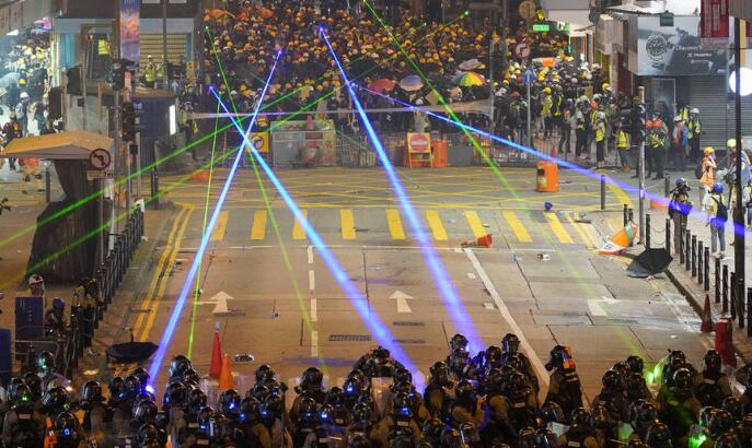 用鐳射筆照警員女文員脱罪 法官辯稱是文具 专家：足以射盲眼