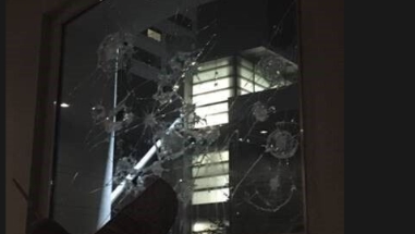 美國抗議者提斧頭砸玻璃 警方威脅用化學品疏散人群