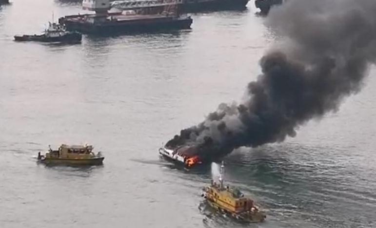 油麻地避風塘一船起火沉沒 濃煙沖天無人傷