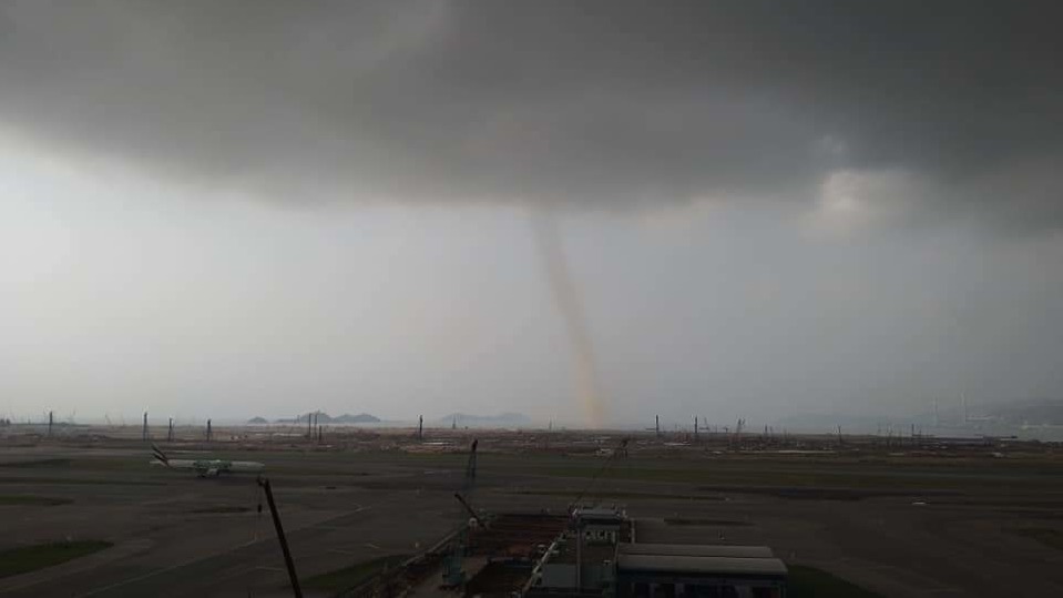 香港機場今午出現龍捲風 距上次現龍捲風相差15年