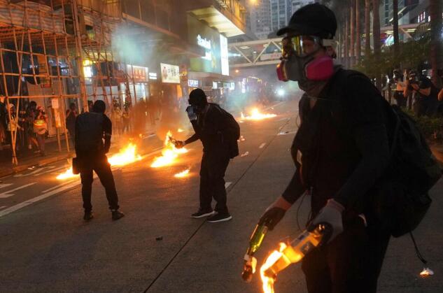 前政府文書助理絆倒警员被裁襲警罪成 「卖惨」求轻判：已被解僱