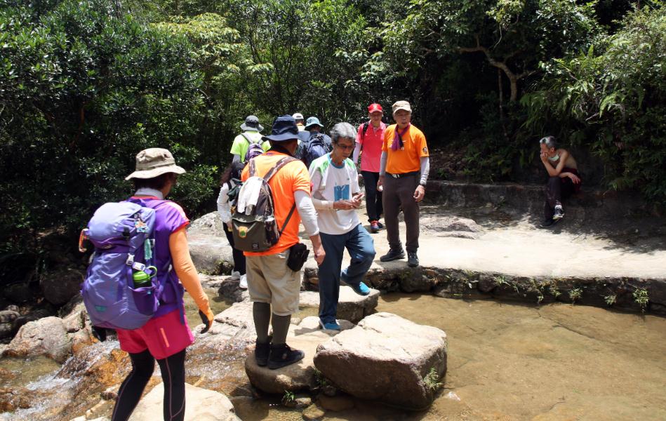 環保大使推廣「環保行山禮儀運動」保護自然生態