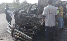 巴基斯坦一客车翻车起火致20人死伤 