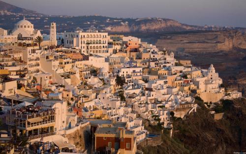 希腊突发两起火灾损失严重 事故原因正在调查中