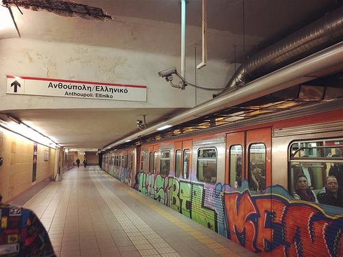 希腊一男子在地铁上劝咳嗽者戴口罩 反被吐口水