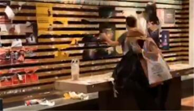 市民进入港大撕連儂牆煽暴海報：「清理香港啲垃圾」