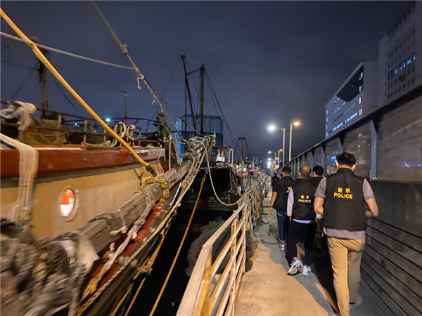 警方犁庭掃穴搜查18個碼頭 打擊黑社會走私活動