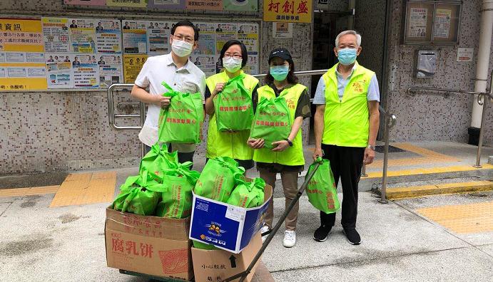 民建聯柯創盛與市民向獨居長者派發生活物資