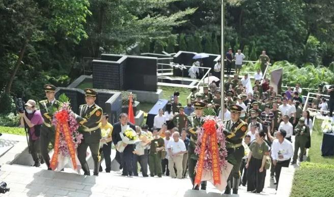 原子彈功臣王明健銅像安放基建工程兵紀念園