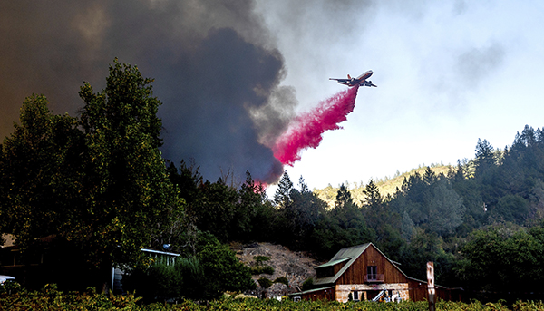 圖集 | 加州山火肆虐 出動飛機滅火
