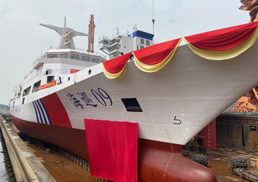 中国首艘万吨级海事巡逻船在广州出坞命名