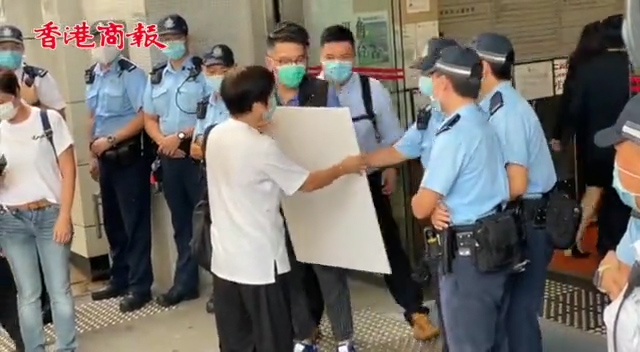 有片丨鄧炳強出席油尖旺區議會會議 場外大批市民「撐一哥」