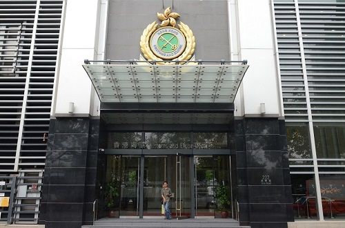 海關加強巡查水果零售店及玩具店鋪