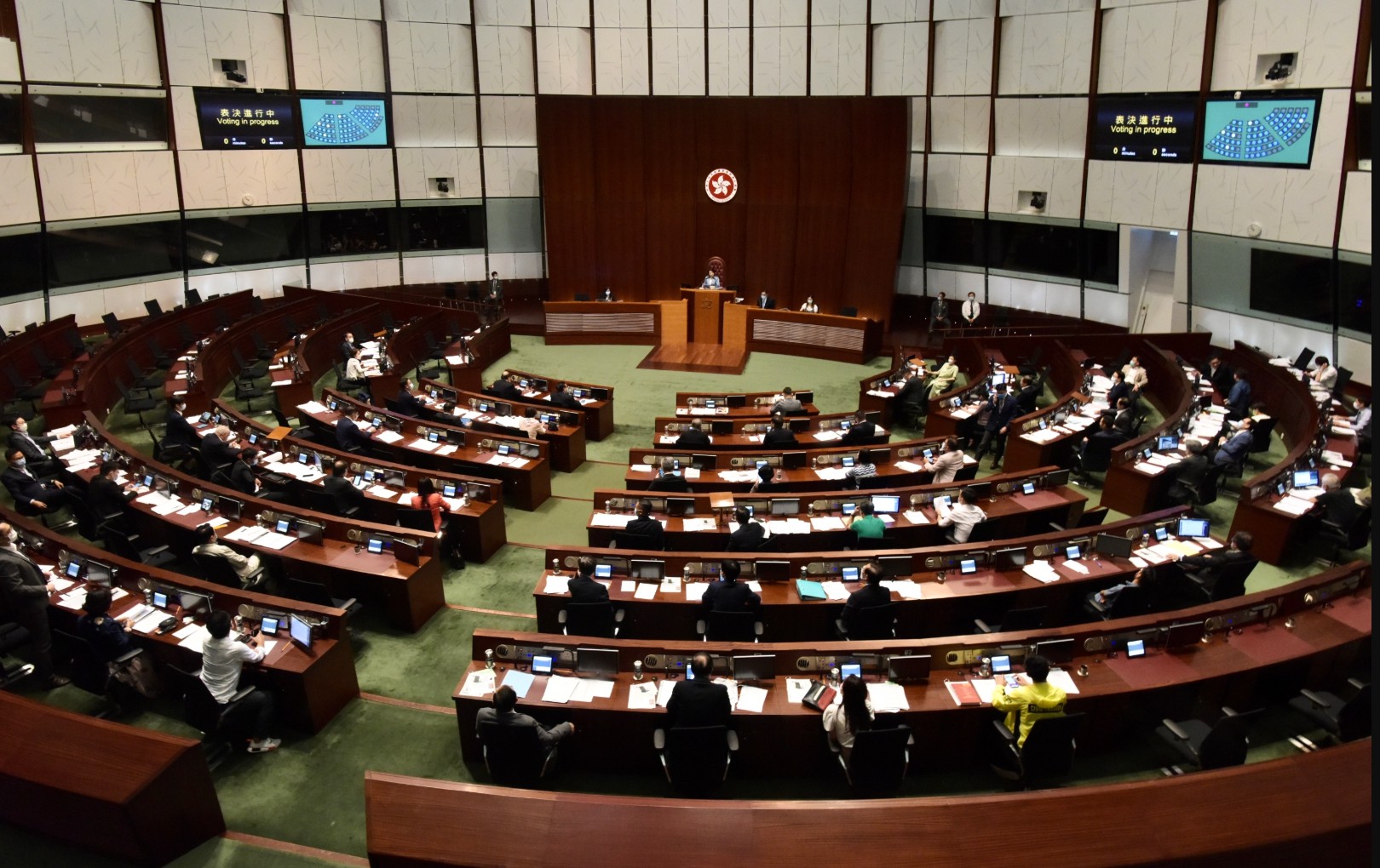 紫荊研究院：六成民意反對被DQ議員延任