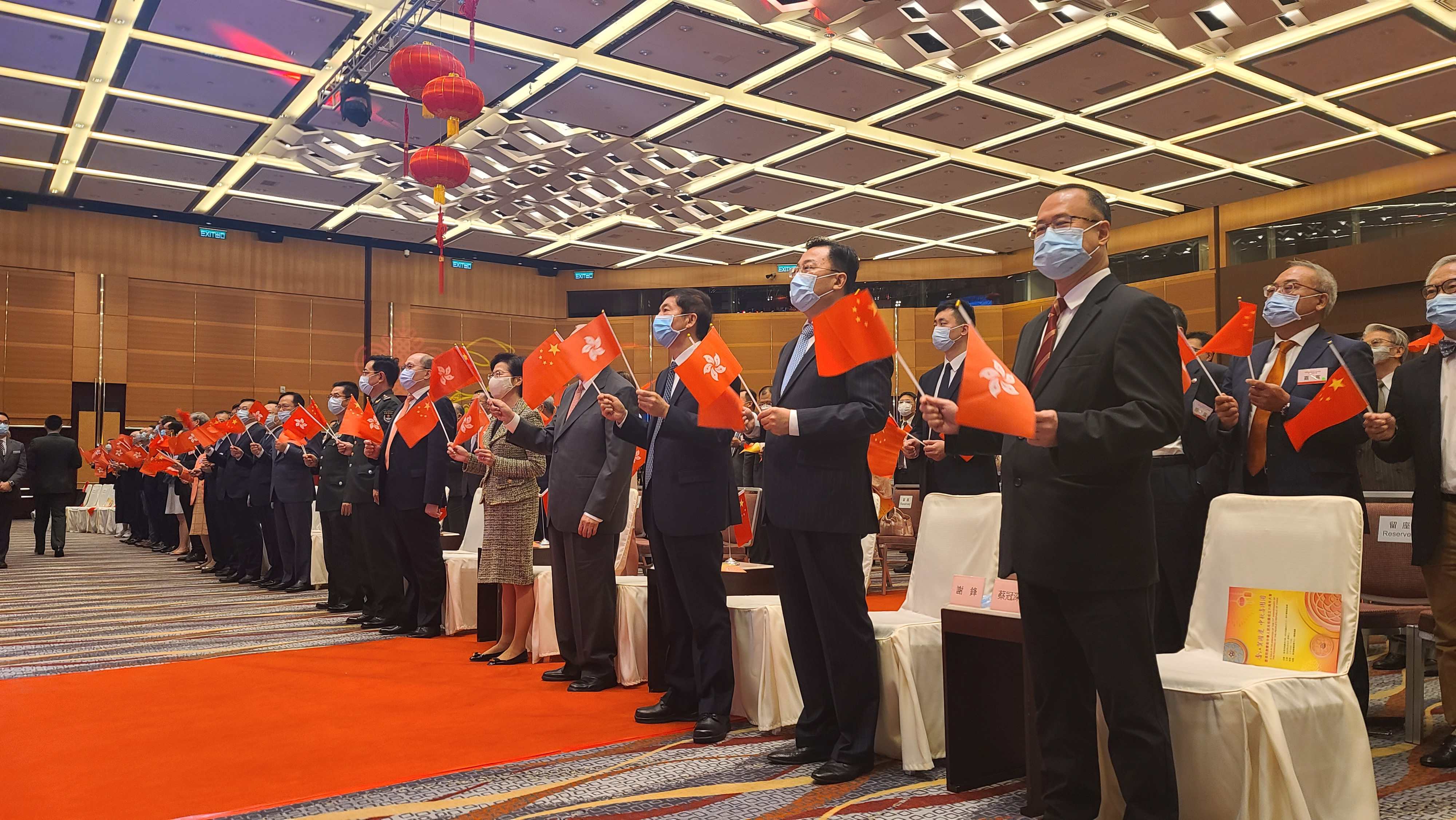 香港庆祝新中国成立71周年大会 现场挥舞国旗区旗