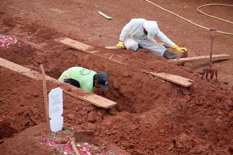 疫情致墓地緊缺 雅加達撥地安葬死者