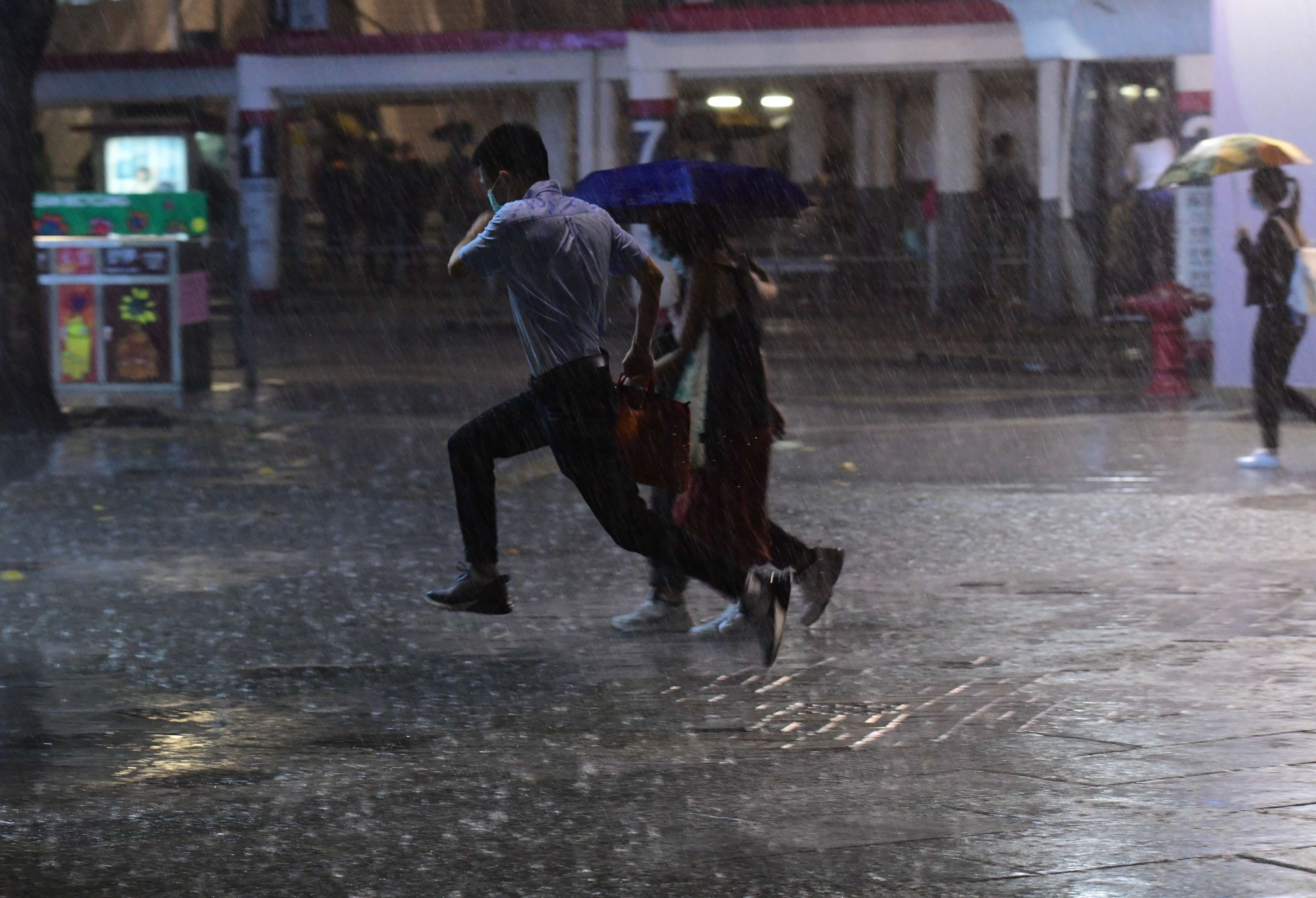 本港天文台今晚发布黑色暴雨警告信号