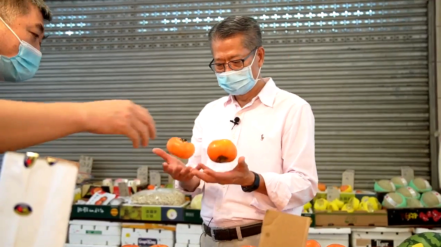 陳茂波回故居南山邨 買燈籠生果迎中秋