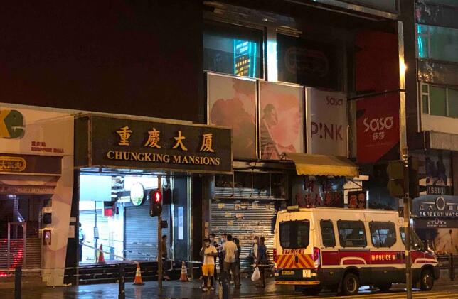 重慶大廈一男子遇襲 手中兩刀清醒送院