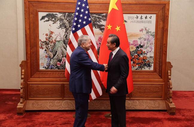 王毅接受美國駐華大使布蘭斯塔德辭行拜會