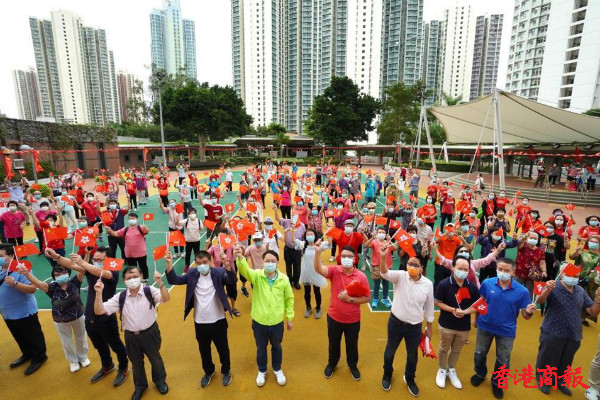有片｜各界慶典委會多區升旗祝賀 市民：國安法令社會回復穩定