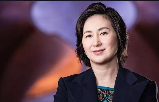 曾力挺警方执法 何超瓊獲頒銀紫荊星章 