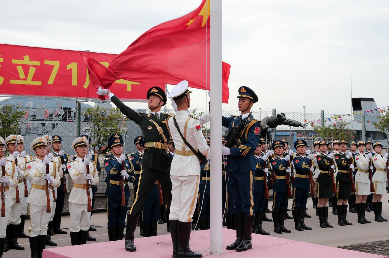 有片 | 駐港部隊慶國慶升國旗衛香江