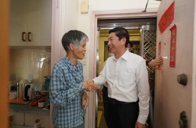 有片丨骆惠宁到社区为市民送上节日问候