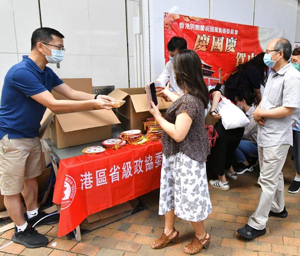 全港逾千街站派福包益市民